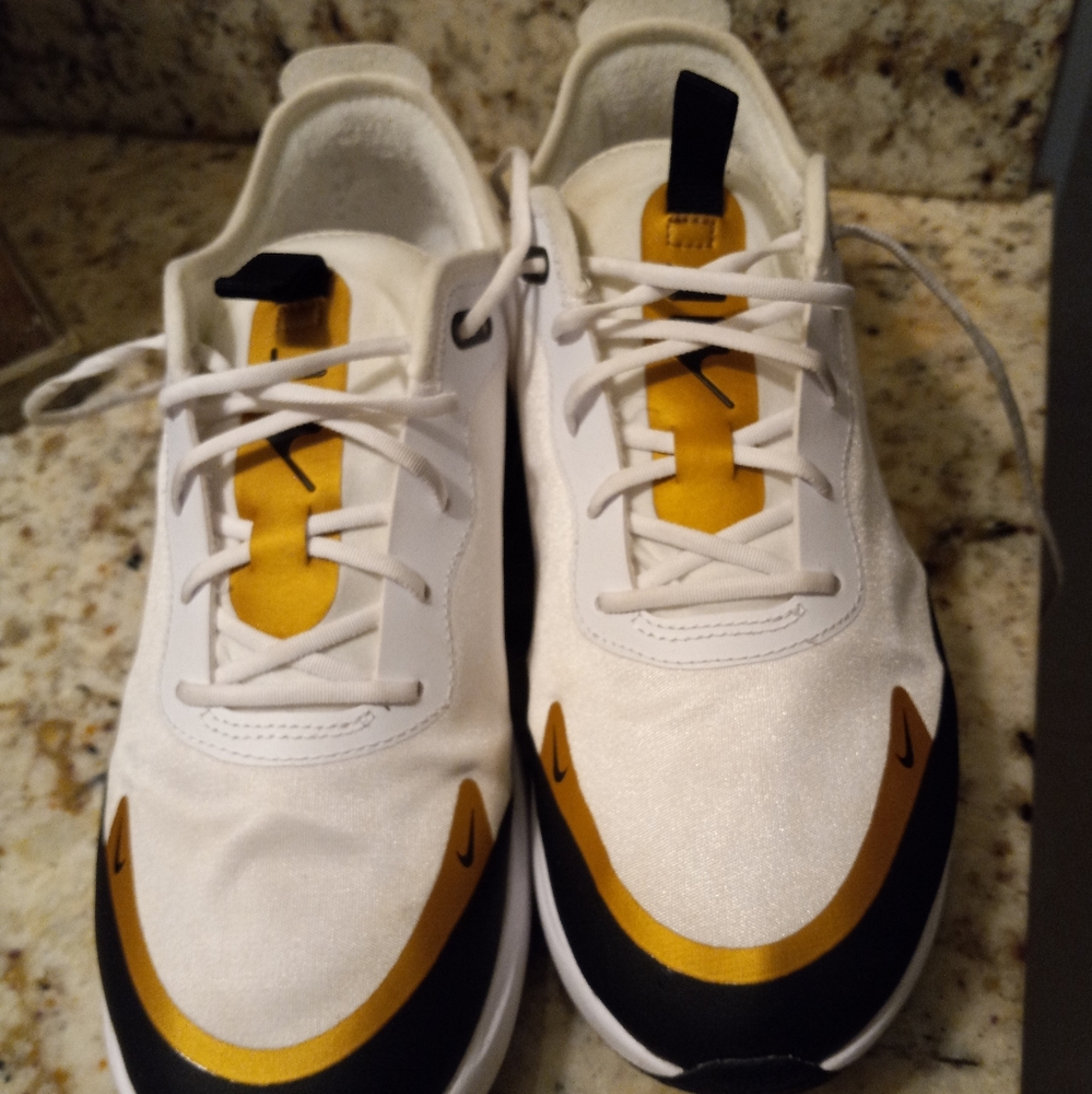 Ladies Tennis shoes